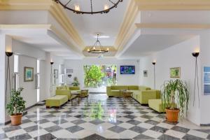 eine Lobby mit grünen Stühlen und Tischen in der Unterkunft Natur Garden Hotel in Bitez