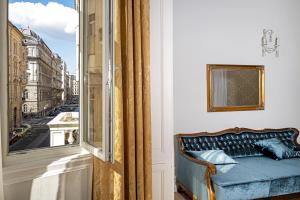 ブダペストにあるBella DeLux Apartmentの通りの景色を望む客室内のソファ