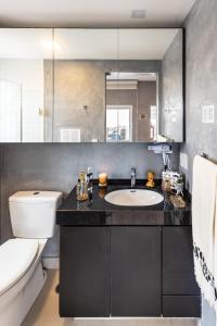 Kupaonica u objektu Homelike Faria Lima by Okaeri Home Vista Incrível, Piscina e Estacionamento em Pinheiros