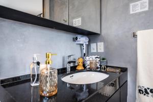 Kuhinja ili čajna kuhinja u objektu Homelike Faria Lima by Okaeri Home Vista Incrível, Piscina e Estacionamento em Pinheiros