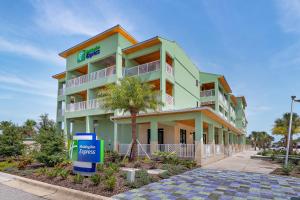 Holiday Inn Express St. Augustine - Vilano Beach, an IHG Hotel في سانت أوغيستين: مبنى امامه لافته