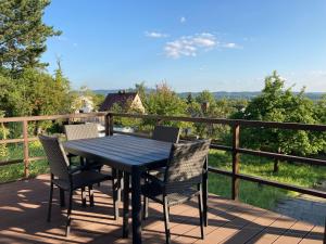 Ein Tisch und Stühle auf einer Terrasse mit Aussicht in der Unterkunft Ferienwohnung Panorama in Forchheim