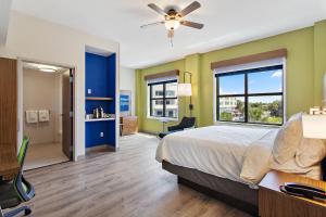 ein Schlafzimmer mit einem Bett und einem großen Fenster in der Unterkunft Holiday Inn Express St. Augustine - Vilano Beach, an IHG Hotel in St. Augustine