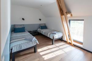Zimmer mit 2 Betten und einem Fenster in der Unterkunft gite en Touraine in Thizay