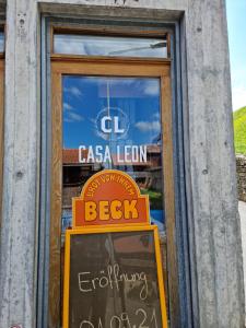 Majutusasutuses Casa Leon olev sertifikaat, autasu, silt või muu dokument