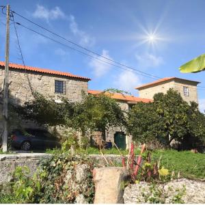 una casa con un coche aparcado delante de ella en Quinta do Pinheiro en Guimarães