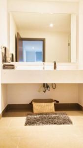 ein Bad mit einem Waschbecken und einem Spiegel in der Unterkunft Tastefully Appointed 1 BR Apartment in Polanco in Mexiko-Stadt