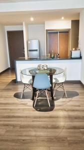 ein Esszimmer mit einem Tisch und Stühlen sowie eine Küche in der Unterkunft Tastefully Appointed 1 BR Apartment in Polanco in Mexiko-Stadt