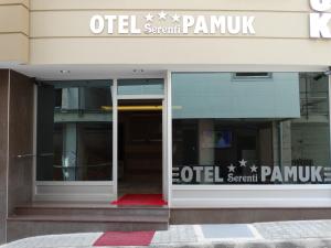 Zugang zu einem Bürogebäude mit offener Tür in der Unterkunft Serenti Pamuk Hotel in Giresun