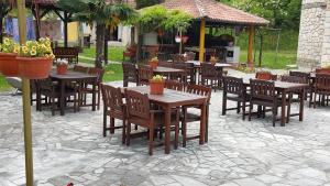 un grupo de mesas y sillas en un patio en bungalo, en Buzet