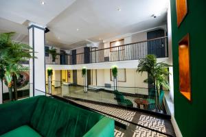 GRAN HOTEL EUROPA TRADEMARK COLLECTION by WYNDHAM في سانتو دومينغو: لوبي فاضي من عماره فيها نخيل