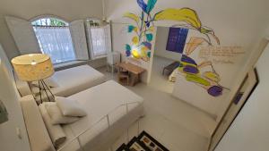 un piccolo soggiorno con divano e lampada di Hotel Boutique Casa Rosalía a Valledupar