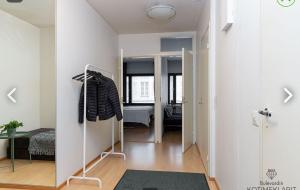 uma sala com um corredor com um espelho e um quarto em Scandinavian Home in heart of Helsinki 26 em Helsinque