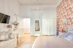 A bed or beds in a room at Luxury Stars In Rome - Andromeda apartment in Colosseum