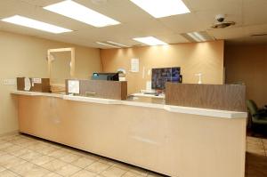 una sala de espera con un cajero automático en un hospital en Town and Country INN, en Rogers