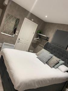 1 dormitorio con 1 cama grande en una habitación en Ali's holiday apartments F2 en Blackpool