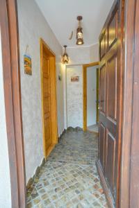 un couloir vide avec une porte et du carrelage dans l'établissement Familija 77, à Kikinda