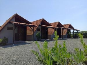 una fila de cabañas con techos de teja en Chalés da Ninah, en Penha
