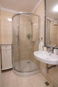 Ένα μπάνιο στο A Blok New Modern - Free garage parking, comfortable, quiet with a park view