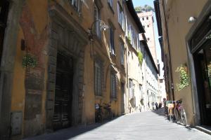 un callejón con bicicletas estacionadas al lado de un edificio en Residenza Sant' Andrea, en Lucca