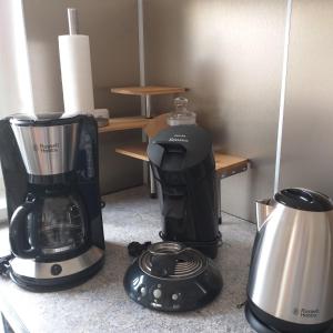 Příslušenství pro přípravu čaje a kávy v ubytování Friesenauster - große Ferienwohnung für bis zu 6 Personen