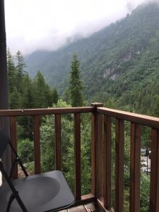 een balkon met uitzicht op een berg bij Appartamento da 2 locali a Bosco Gurin in Bosco Gurin