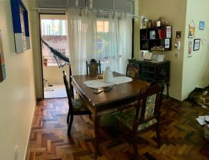 a dining room with a table and chairs and a window at Apartamento 3qts em Boa Viagem in Recife