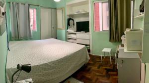 a bedroom with a bed in a room with green walls at Apartamento 3qts em Boa Viagem in Recife