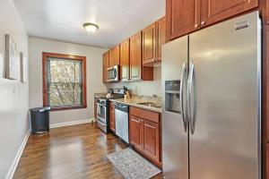 Quiet Spacious 2BR Apt walk to Train, near Shops