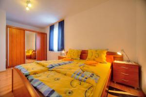 Posteľ alebo postele v izbe v ubytovaní Apartments Peran