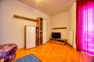 Televízia a/alebo spoločenská miestnosť v ubytovaní Apartments Peran