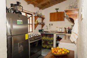 una cocina con nevera y un bol de fruta en Ideal y linda casita en San Cristóbal-Galápagos, en San Cristobal