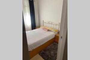 a small bedroom with a bed and a mirror at Para un descanso total in Sant Jaume dels Domenys