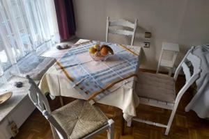 a dining room table with a bowl of fruit on it at Evita Wörthersee in Krumpendorf am Wörthersee