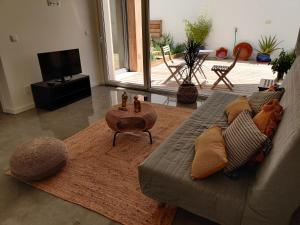 sala de estar con sofá y mesa en Casa da Duna, Carvalhal, Comporta, en Carvalhal