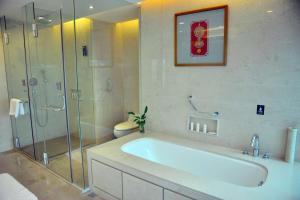 Um banheiro em Radisson Blu Hotel Liuzhou