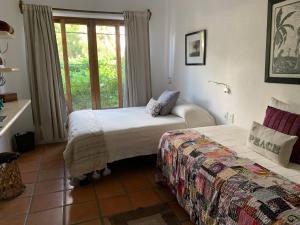 a bedroom with two beds and a window at Hotel Cielo Rojo in San Francisco