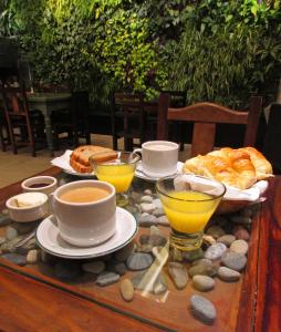 uma mesa com copos e pratos de comida e bebidas em Huella Andina em San Carlos de Bariloche
