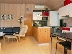 エーベルトフトにあるHoliday Home Lærkelundsvejのキッチン、リビングルーム(テーブル、椅子付)