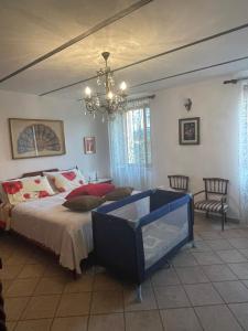 A bed or beds in a room at La casa tra i vigneti