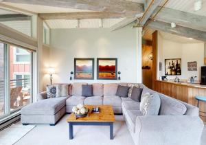 Zona d'estar a The Enclave at Snowmass by TO