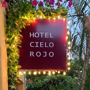 een bord voor een hotel celilo rojo met verlichting bij Hotel Cielo Rojo in San Francisco