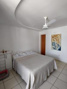 1 dormitorio con 1 cama y ventilador de techo en Cobertura Cabo Frio 4 quartos , 50 metros da praia en Cabo Frío