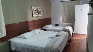 En eller flere senge i et værelse på Hotel Apiai