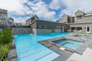 une piscine dans l'arrière-cour d'une maison dans l'établissement Condo climatisé près du Mont Sainte-Anne avec parc aquatique, piscine, spa, gym, arcades et billard !, à Beaupré