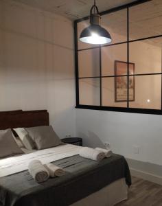 una camera da letto con un letto e due asciugamani di VFT Puerta de Córdoba a Baeza