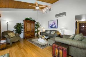 sala de estar con muebles y ventilador de techo. en Kona Coast Resort at Keauhou Gardens 8204, en Kailua-Kona