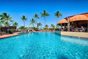 בריכת השחייה שנמצאת ב-Kona Coast Resort at Keauhou Gardens 8204 או באזור