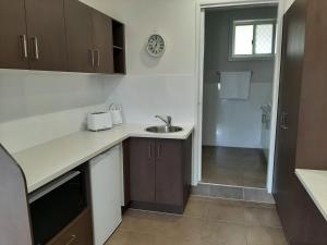 cocina con fregadero y encimera en Tourist Road - Studio Unit - Wi-Fi, en Toowoomba