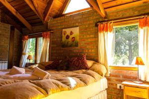 特来凡林埃斯孔迪多阿罗约酒店的卧室设有一张砖墙内的大床 更多66张照片